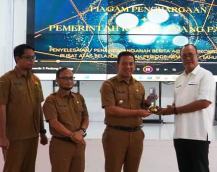 Pj Wako Sonny saat menerima penghargaan diserahkan Kepala Kantor KPPN Bukittinggi, Khairil Indra, Senin (18/12/2023) siang.